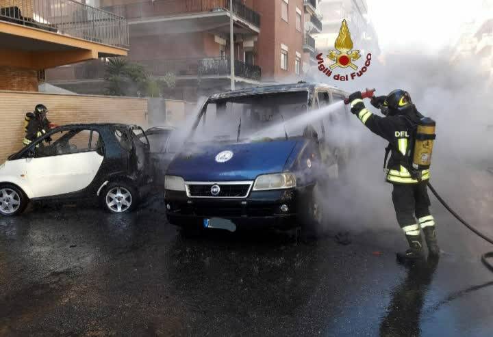 Paura a Ostia, in fiamme il furgone della Protezione Civile: ferito un volontario