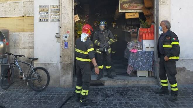 Roma, paura al Pantheon: a fuoco un negozio, il fumo invade le strade