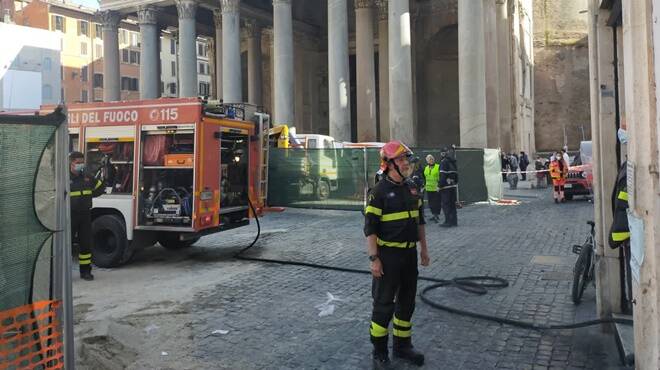 Roma, paura al Pantheon: a fuoco un negozio, il fumo invade le strade