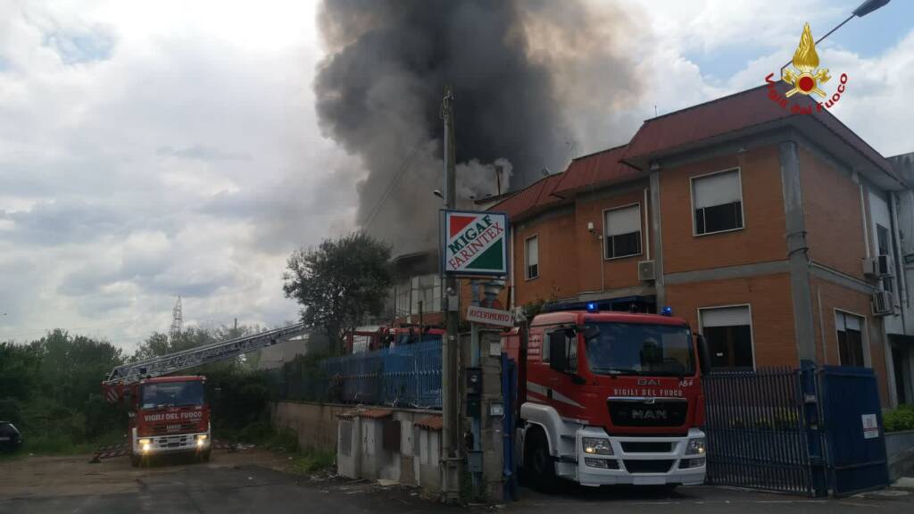 Roma, capannone in fiamme a Tor Cervara: fumo nero invade le strade della Capitale – VIDEO