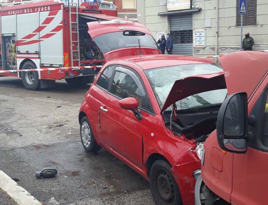 Civitavecchia, perde il controllo della macchina e si schianta contro un furgone