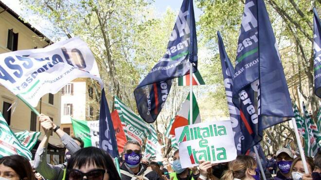 Assovolo in piazza per Alitalia: ristori Covid per salvare la compagnia