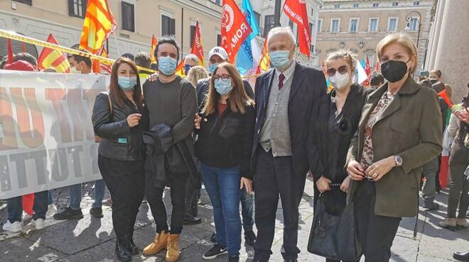 Alitalia, lavoratori e sindacati di nuovo in piazza per dire &#8220;no&#8221; ai &#8220;diktat&#8221; dell&#8217;Europa