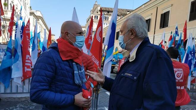 Alitalia, lavoratori e sindacati di nuovo in piazza per dire &#8220;no&#8221; ai &#8220;diktat&#8221; dell&#8217;Europa