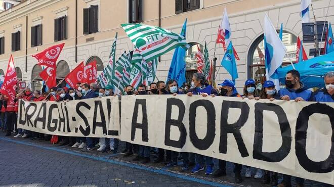 Alitalia, lavoratori e sindacati di nuovo in piazza per dire “no” ai “diktat” dell’Europa