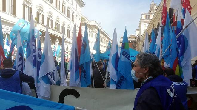Alitalia, lavoratori e sindacati di nuovo in piazza per dire "no" ai "diktat" dell'Europa
