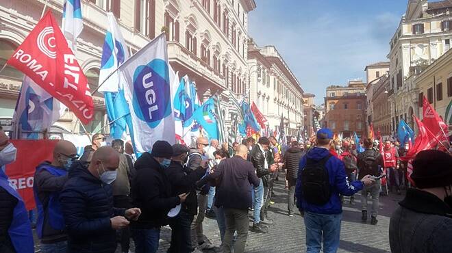 Alitalia, lavoratori e sindacati di nuovo in piazza per dire "no" ai "diktat" dell'Europa