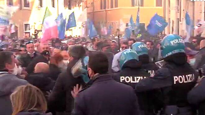 Ristoratori in protesta a Montecitorio, scontri con la polizia: ferito un agente