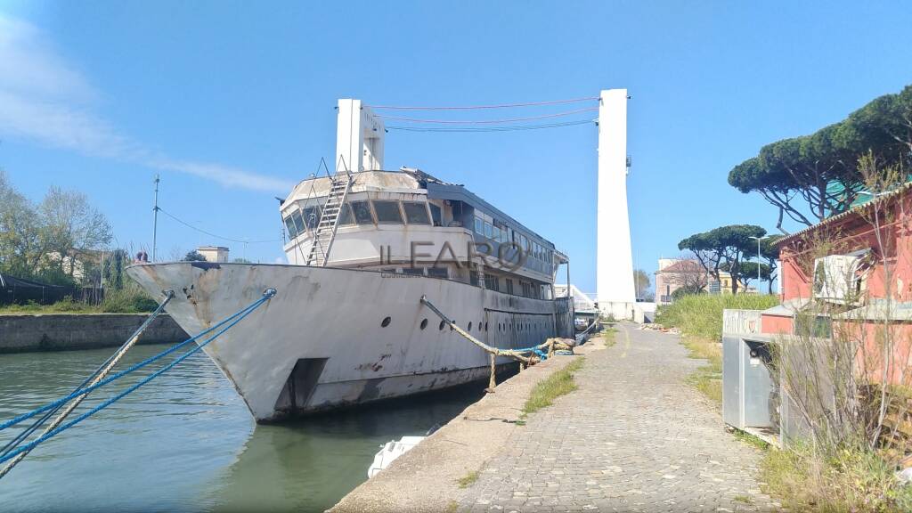 Fiumicino, verso la rimozione della nave fantasma: depennata dal registro delle barche