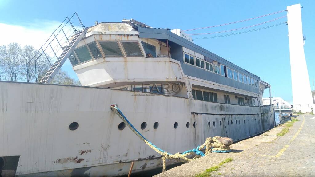 Nave fantasma a Fiumicino, la mareggiata strappa un ormeggio: ecco come sarà messa in sicurezza