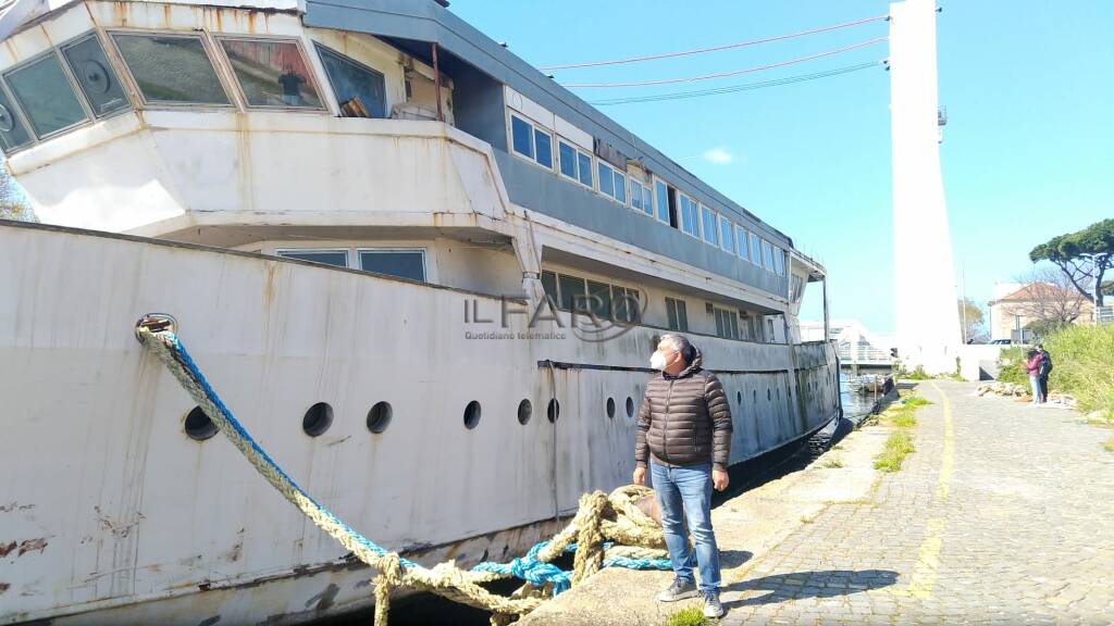 Nave fantasma a Fiumicino, la mareggiata strappa un ormeggio: ecco come sarà messa in sicurezza