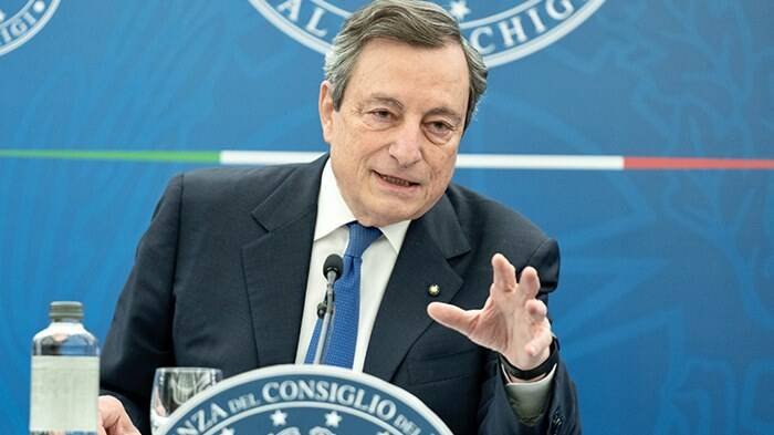 Governo in bilico, Draghi apre a Conte: “Convergenze con il M5S ma basta ultimatum”