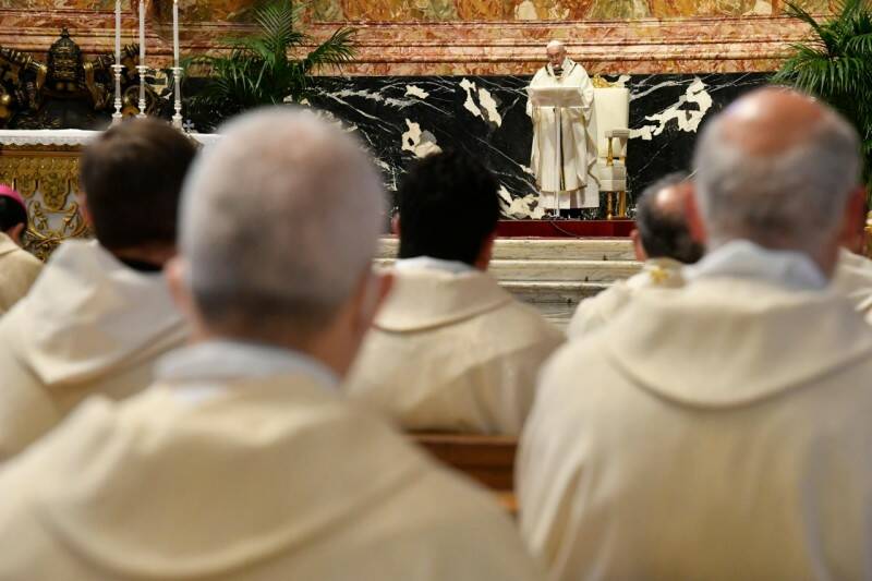 Messa Crismale, il Papa: “La croce non si negozia, non è per masochismo ma per amore”