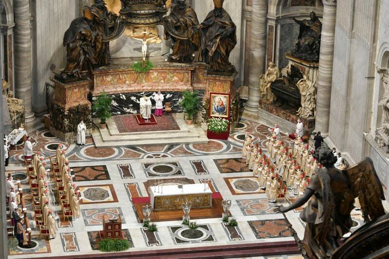 Messa Crismale, il Papa: “La croce non si negozia, non è per masochismo ma per amore”