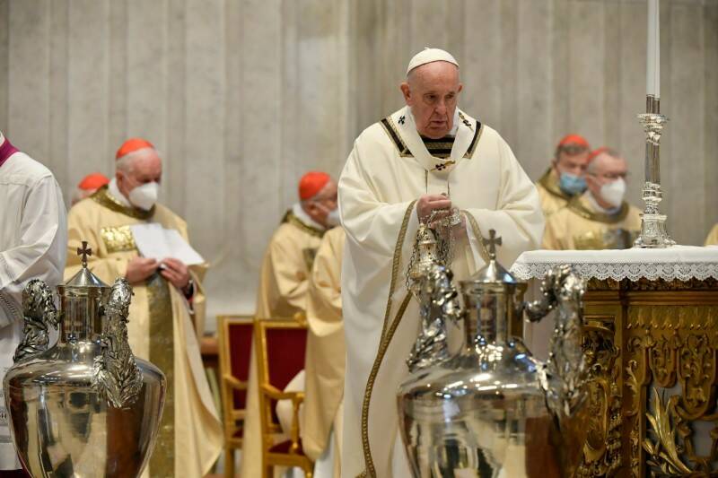 Messa Crismale, il Papa: “La croce non si negozia, non è per masochismo ma per amore”