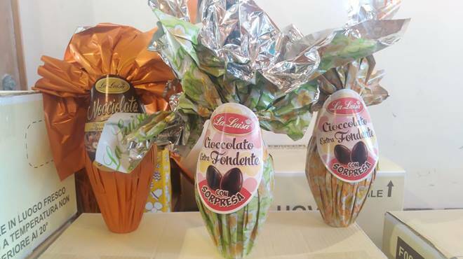 E’ Pasqua per tutti: l’Aeronautica di Fiumicino dona uova di cioccolata per i pacchi della Misericordia