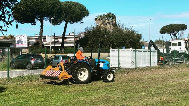 Acilia, al Parco della Madonnetta arrivano i tagliaerba: al via le operazioni di sfalcio