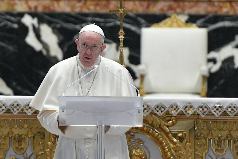Pasqua, l’ira del Papa: “Il mondo soffre la pandemia ma continua la vendita di armi: è scandaloso”