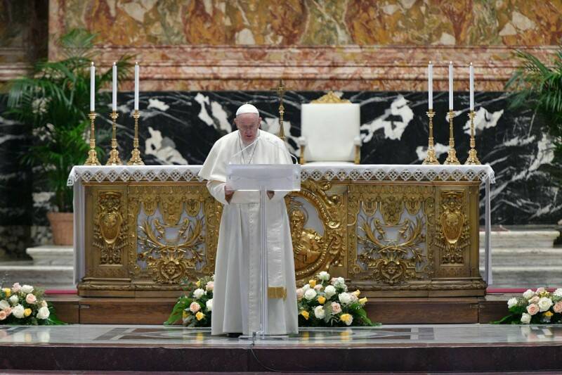 Pasqua, l’ira del Papa: “Il mondo soffre la pandemia ma continua la vendita di armi: è scandaloso”