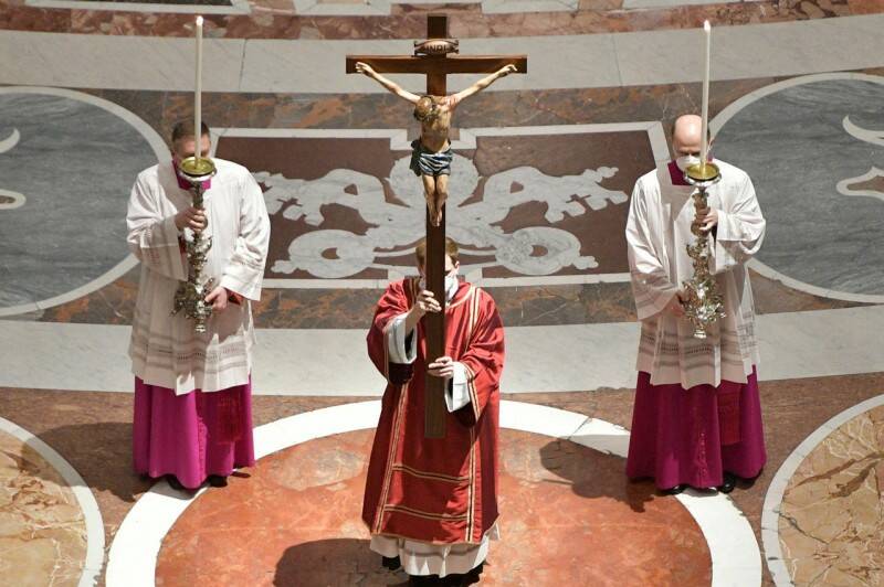 A San Pietro tutti i venerdì di Quaresima la Via Crucis con il ciclo pittorico di Previati