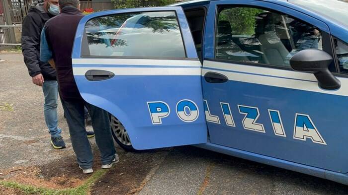 Minaccia i passanti e aggredisce i poliziotti: arrestato 27enne a Civitavecchia