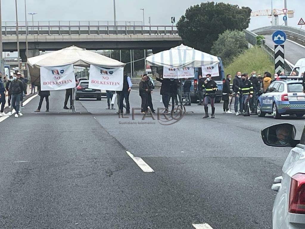 Gli ambulanti bloccano il GRA: “Vogliamo tornare a lavorare”