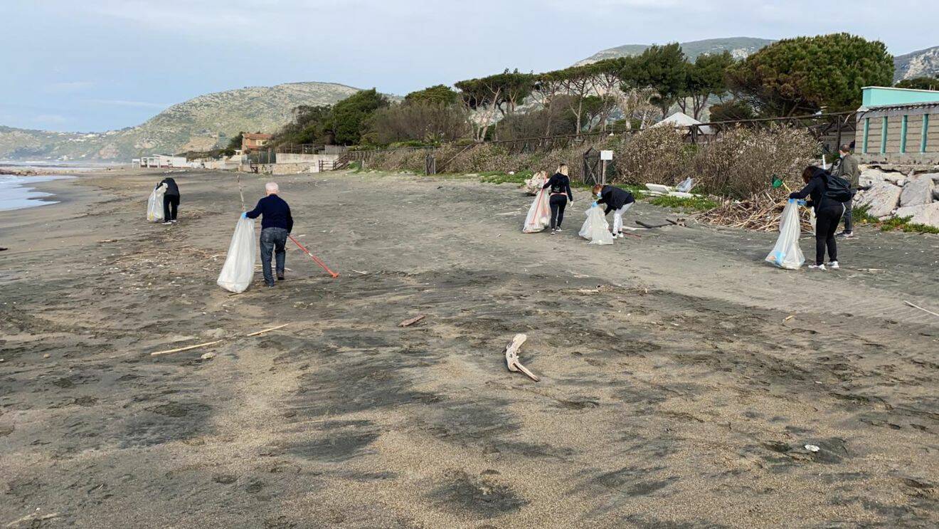 Salto di Fondi: residenti, amministratori e ambientalisti ripuliscono le spiagge