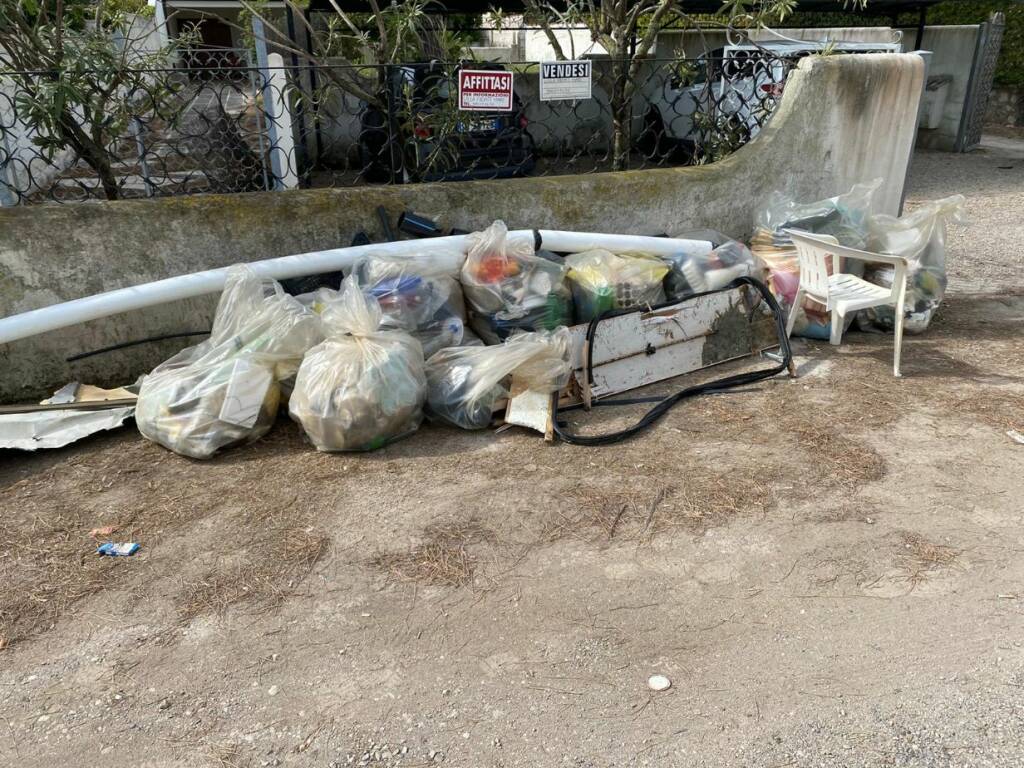 Salto di Fondi: residenti, amministratori e ambientalisti ripuliscono le spiagge