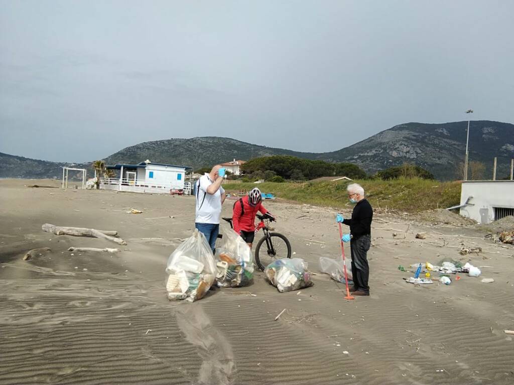 Salto di Fondi: residenti, amministratori e ambientalisti ripuliscono le spiagge
