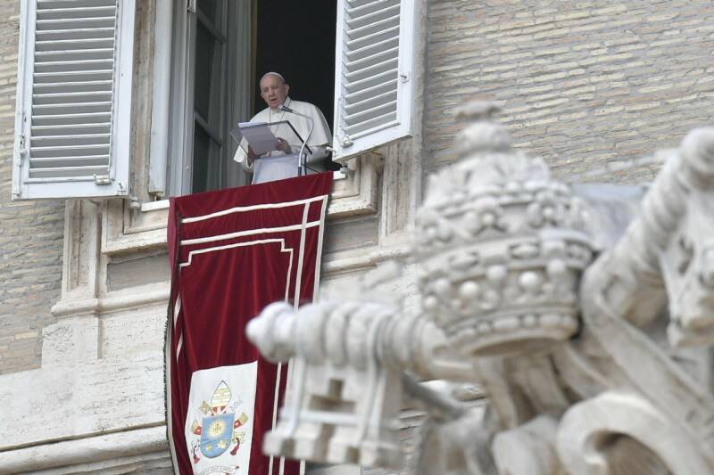 Francesco: “Il vero amore non è possessivo, amare gli altri significa lasciarli liberi e fare loro spazio”