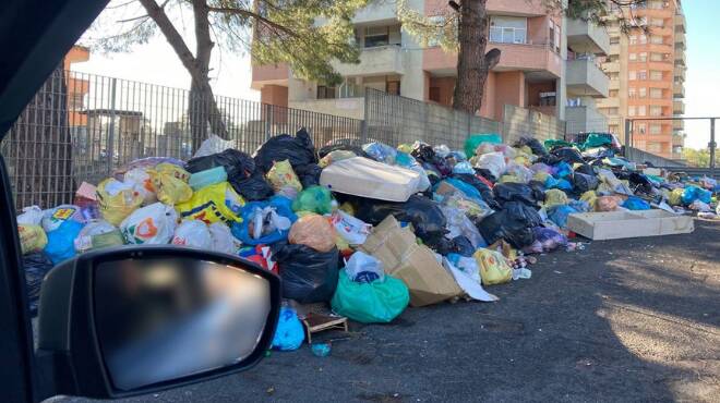 Pomezia, Fucci e la foto dei rifiuti che invadono la città: esplode la polemica sui social