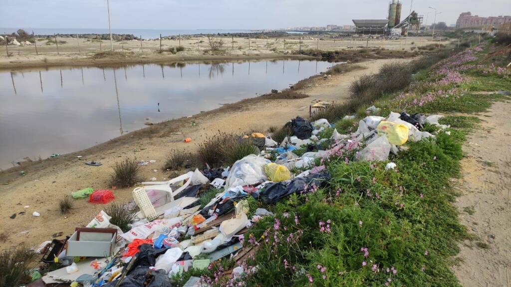 Fiumicino, il vecchio faro invaso da rifiuti: Montino lancia l’ultimatum alla concessionaria