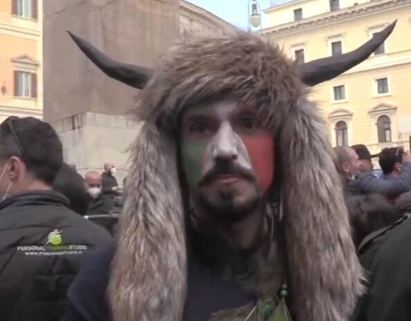 “Metta la mascherina” e lui lo prende a testate: denunciato lo sciamano di Montecitorio