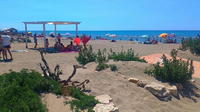 Via il cemento, più spiagge libere a Ostia: il Campidoglio si prepara agli abbattimenti
