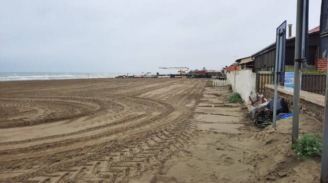 1 maggio “grigio” sul litorale romano: spiagge e parchi deserti ma ristoranti pieni