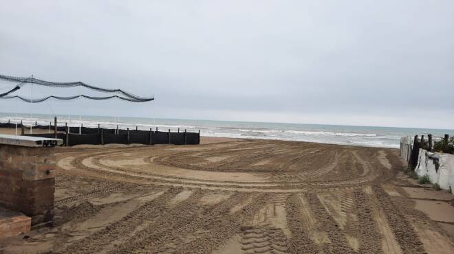 Fiumicino, Magionesi: “Terminata la pulizia delle spiagge di Passoscuro”