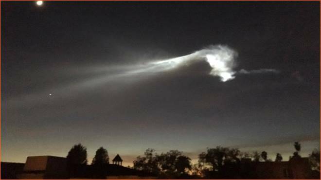 Luci danzanti nei cieli al tramonto: spettacolare avvistamento Ufo in California