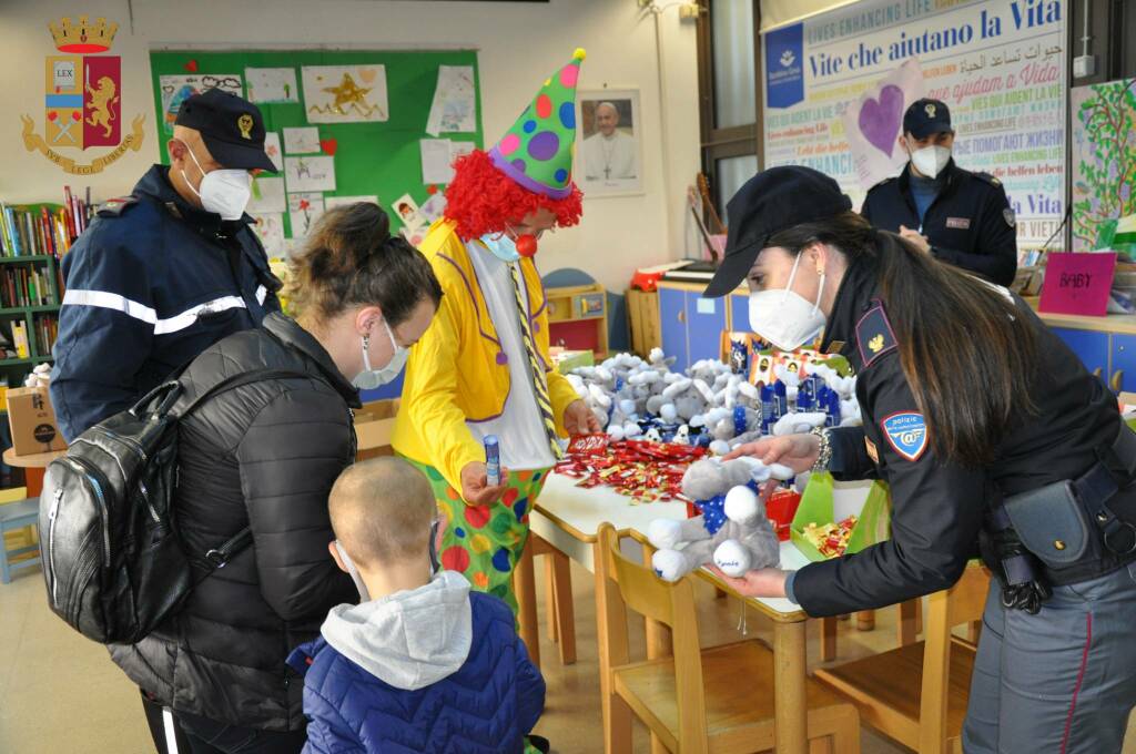 La Polizia regala uova di Pasqua ai bambini ricoverati negli ospedali della Capitale