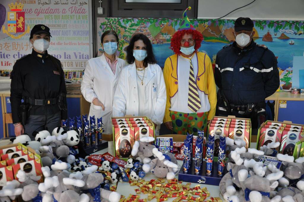 La Polizia regala uova di Pasqua ai bambini ricoverati negli ospedali della Capitale