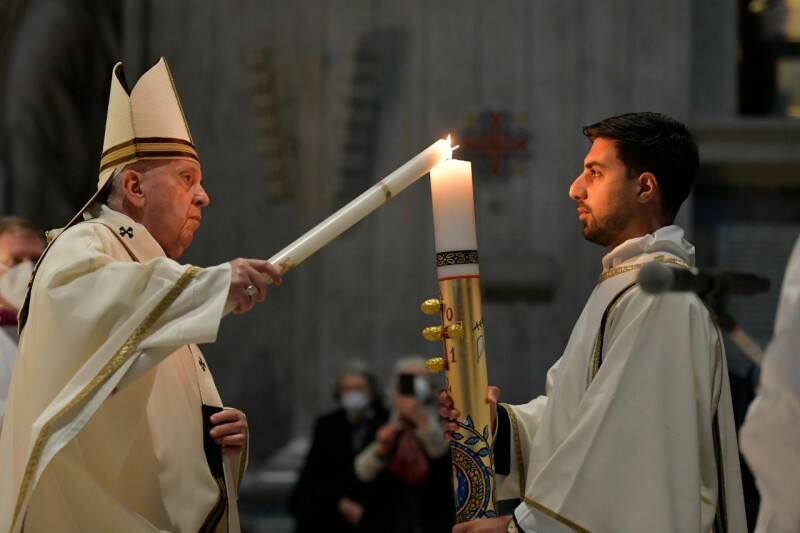 Veglia Pasquale, il Papa: “Dio non è un ricordo d’infanzia: è vivo e non finisce mai di stupirci”