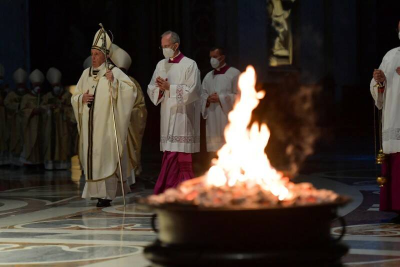 Veglia Pasquale, il Papa: “Dio non è un ricordo d’infanzia: è vivo e non finisce mai di stupirci”