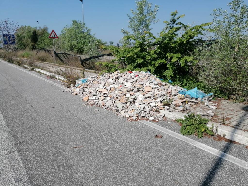 Parco Leonardo, la denuncia dei residenti: “Via Vignola trasformata in discarica, ma nessuno fa nulla”