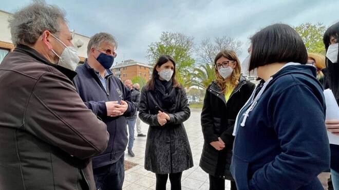 Acilia, la sindaca Raggi insieme all’associazione Acli per distribuire pacchi alimentari