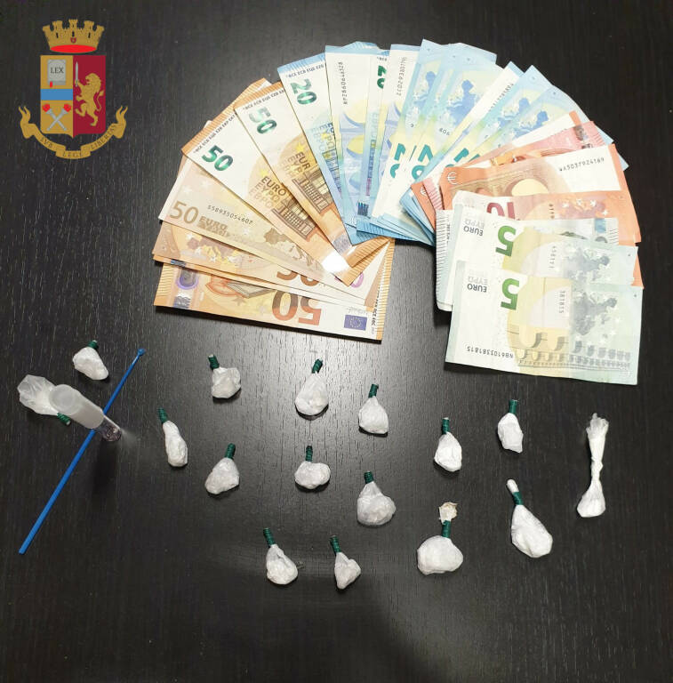 Roma, beccata con 14 dosi di cocaina nella borsetta: finisce in manette