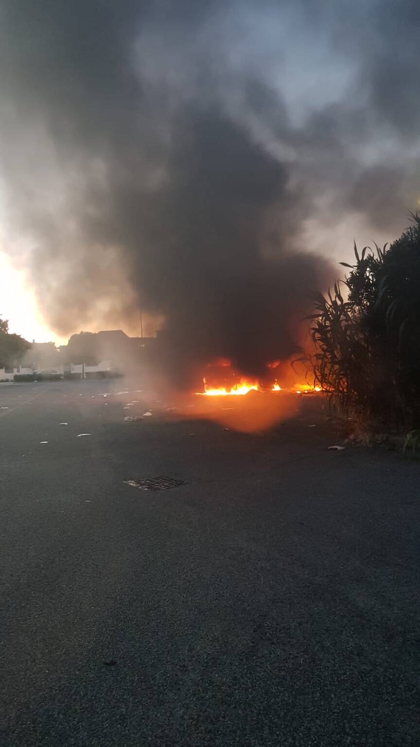 Fiumicino, auto in fiamme nel piazzale del mercato del giovedì