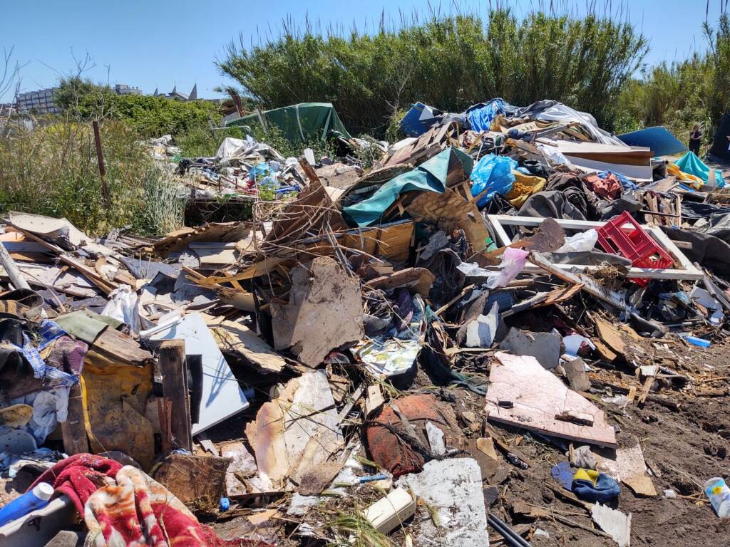 Ostia, decine di baracche nell’area protetta: sgomberato insediamento abusivo