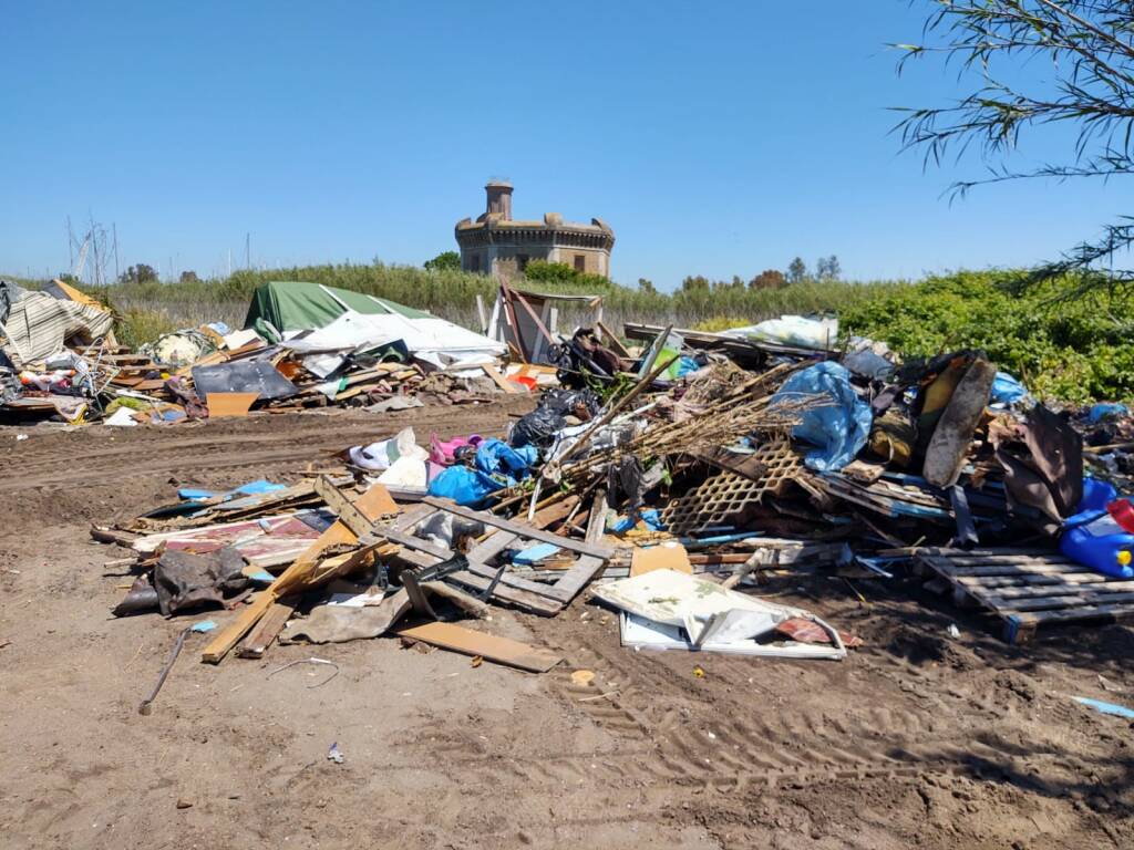 Ostia, decine di baracche nell’area protetta: sgomberato insediamento abusivo