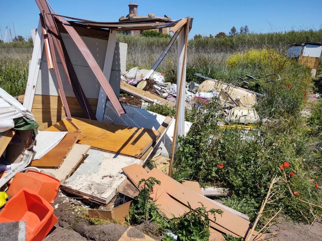 Ostia, decine di baracche nell’area protetta: sgomberato insediamento abusivo