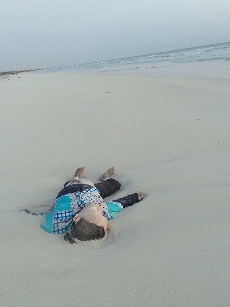 Libia, cadaveri di neonati e bambini migranti sulla spiaggia. L&#8217;ong: &#8220;Vergogna Europa&#8221;