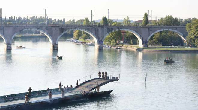 Tenta il suicidio a Mantova: gli azzurri della canoa velocità lo salvano
